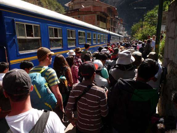 Chegada movimentada à estação de trem de Aguas Calientes, próxima à Machu Picchu, no Peru